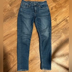 American Eagle Outfitters Size 6 Stretch Regular 90s Skinny Medium to Dark Wash;